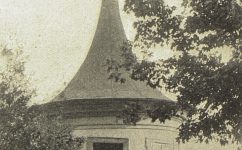 vež trubačů, park. -  Český svět 5.10.1904  