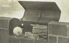 skříňka se záchrannými prostředky pro tonoucí - Světozor 17.03.1911