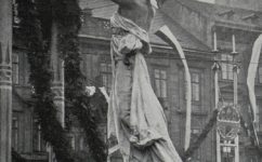 Fantova slavobrána u musea při návštěvě Fr. Josefa. - Český svět 19.04.1907 