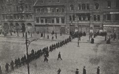 5. listopadu 1905, četníci vyklízejí náměstí - Světozor 24.10.1935 